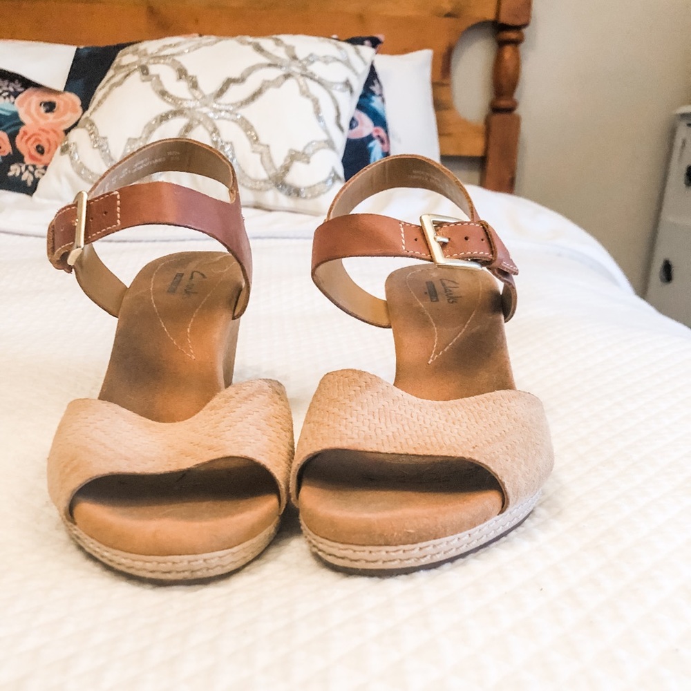 🐝 Clark’s Wedge Sandals